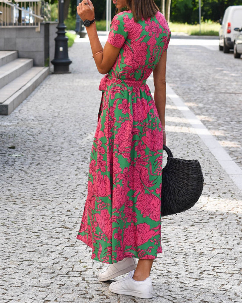 Kleid mit modischem Print und V-Ausschnitt