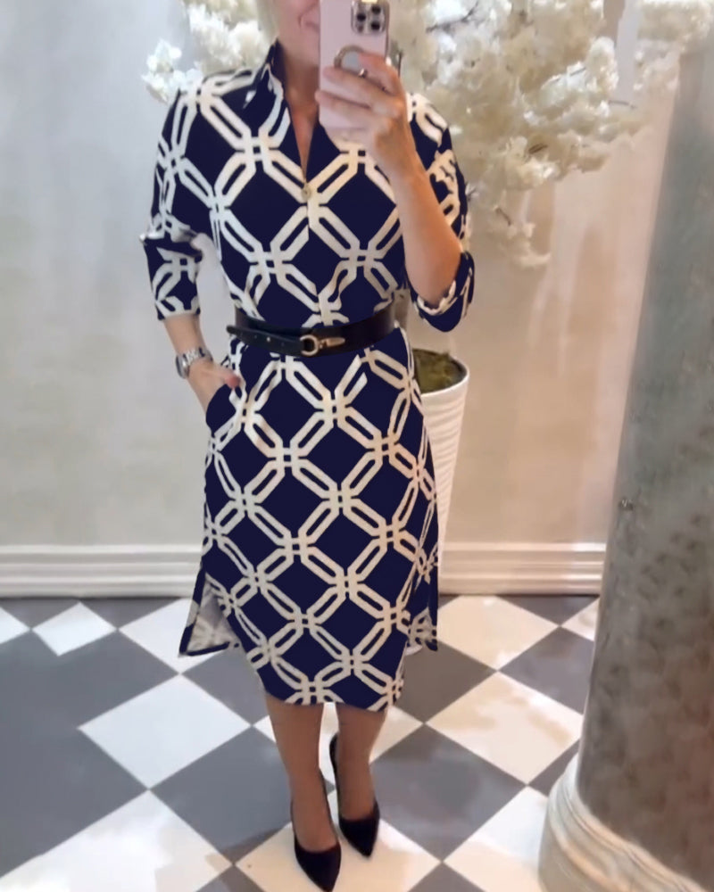 Elegantes Kleid mit geometrischem Print und seitlichem Schlitz