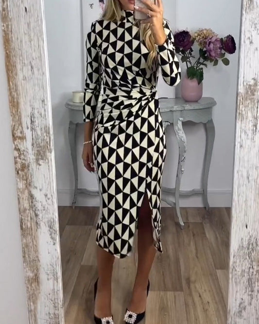 Figurbetontes Kleid mit geometrischem Print