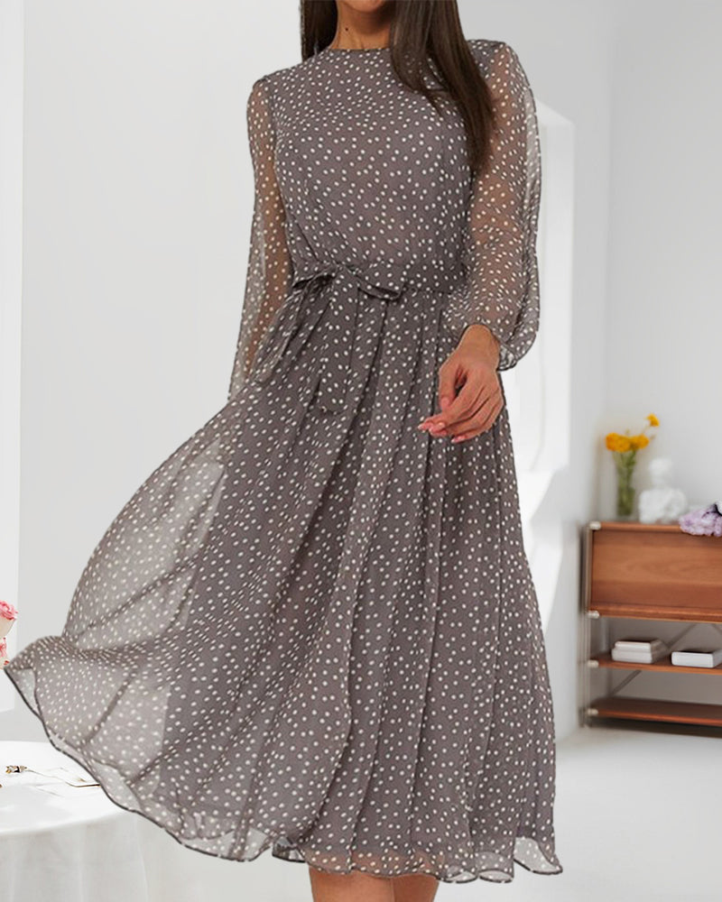 Elegantes Kleid mit Tupfenmuster