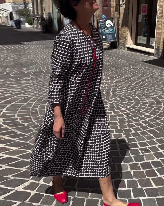 Lässiges kleid mit rundhalsausschnitt und dreiviertelärmeln und polka dot-print