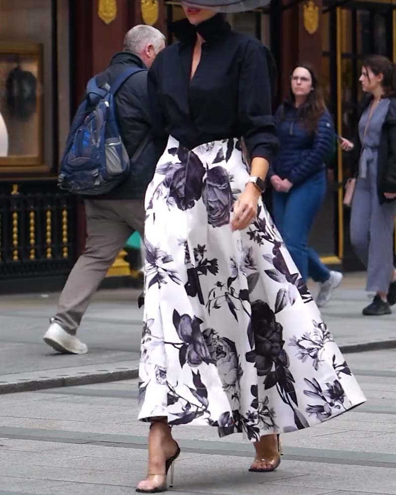 Elegantes kleid mit blumenmuster und stehkragen und langen ärmeln