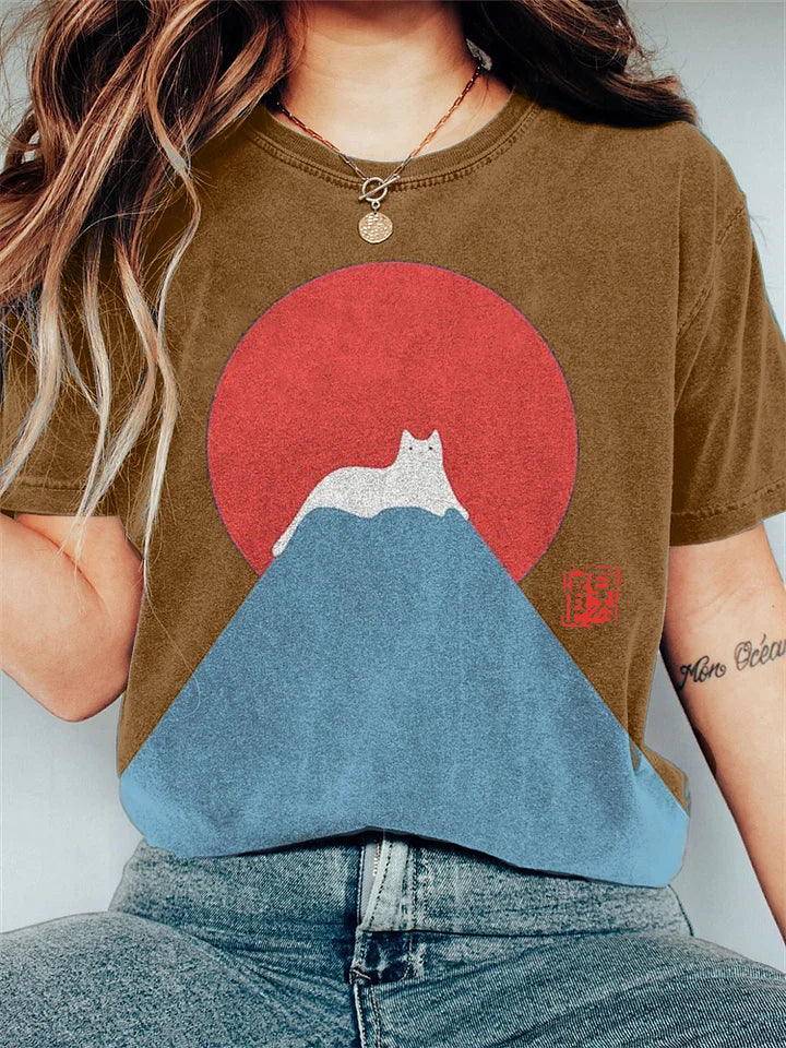 Vintage-T-Shirt mit weißer Katze und Schnee auf dem Berg Fuji Design