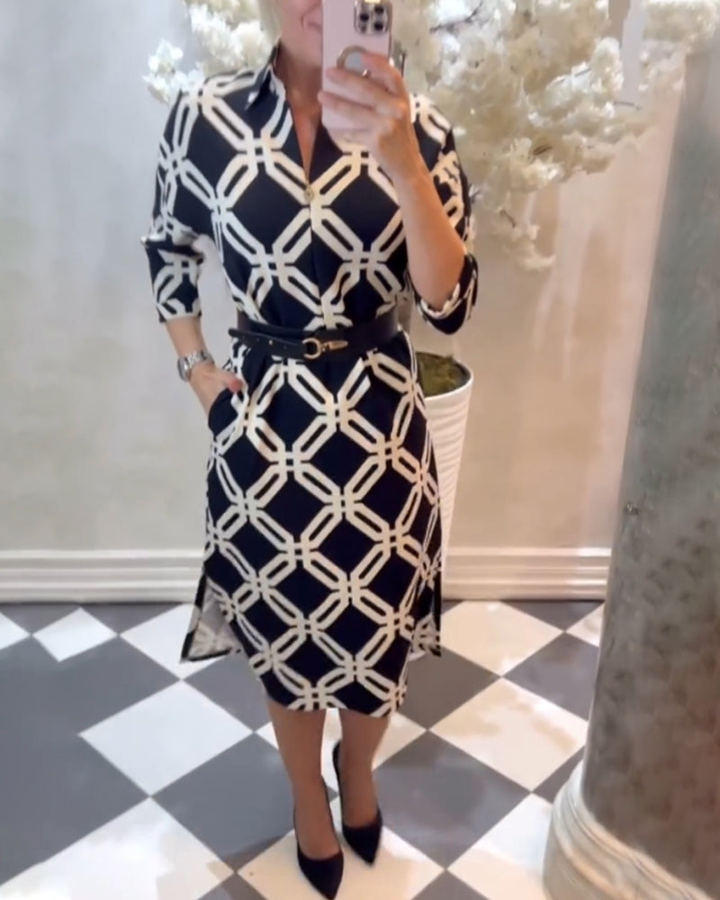 Elegantes Kleid mit geometrischem Print und seitlichem Schlitz