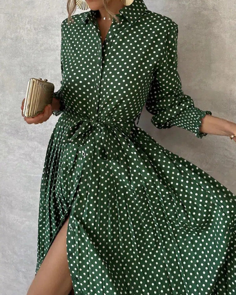 Langärmeliges Kleid mit Revers und Schlitz